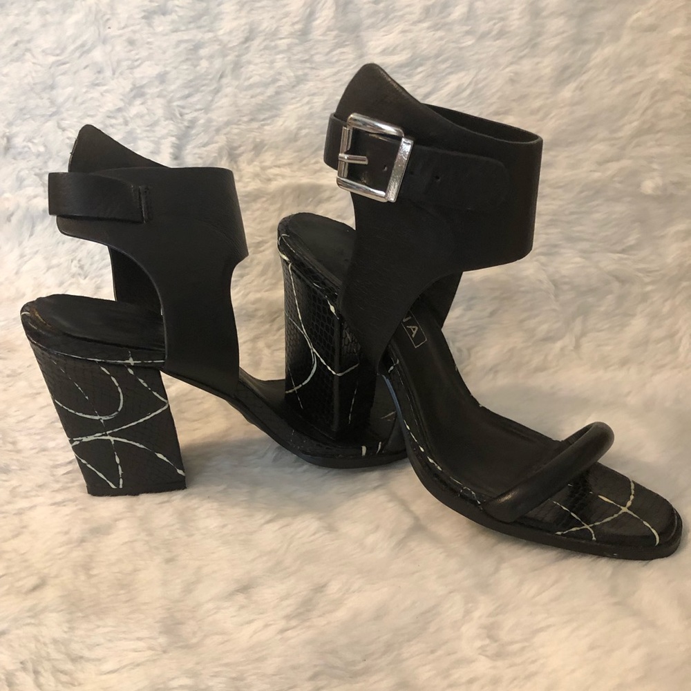 Solsana Black with White Paint Splatter Design Triangular Heel Ankle Strap Sz 37